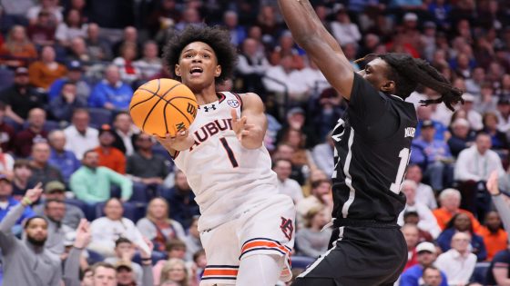 Alabama basketball lands transfer Aden Holloway from Auburn: What it means for Tide