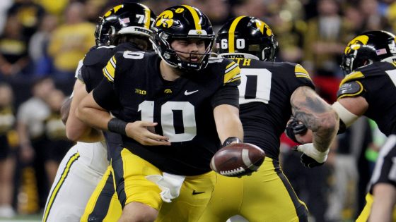 Iowa quarterback Deacon Hill enters transfer portal: What this means for Hawkeyes
