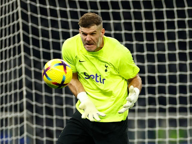 Fraser Forster warms up for Tottenham Hotspur on December 21, 2022