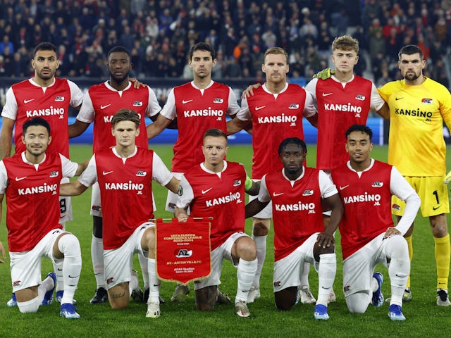 AZ Alkmaar players pose for a team group photo before the match on October 26, 2023