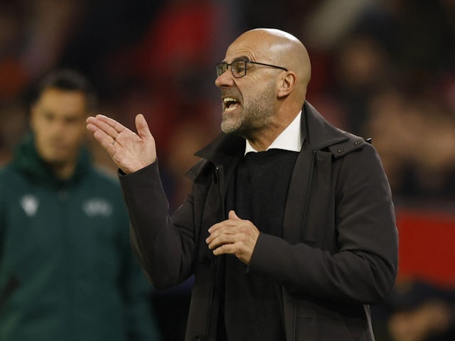 PSV Eindhoven coach Peter Bosz reacts on November 29, 2023