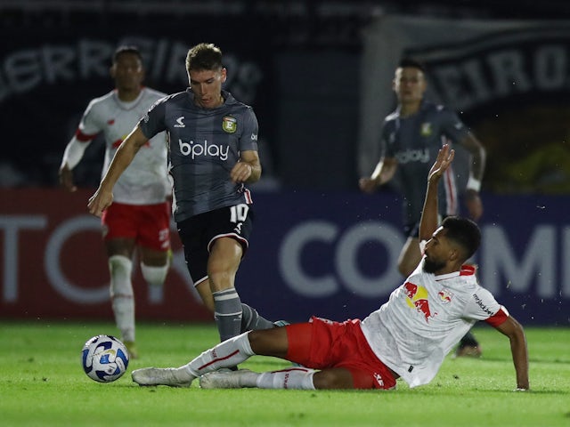 Estudiantes de La Plata's Benjamin Rollheiser in action with Red Bull Bragantino's Matheus Fernandes on May 3, 2023