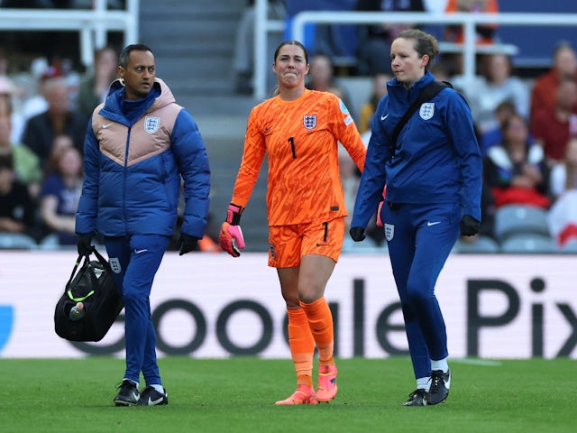 England's Mary Earps walks off the pitch after sustaining an injury on May 31, 2024