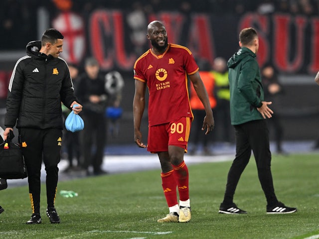Roma's Romelu Lukaku walks off the pitch after sustaining an injury on April 18, 2024