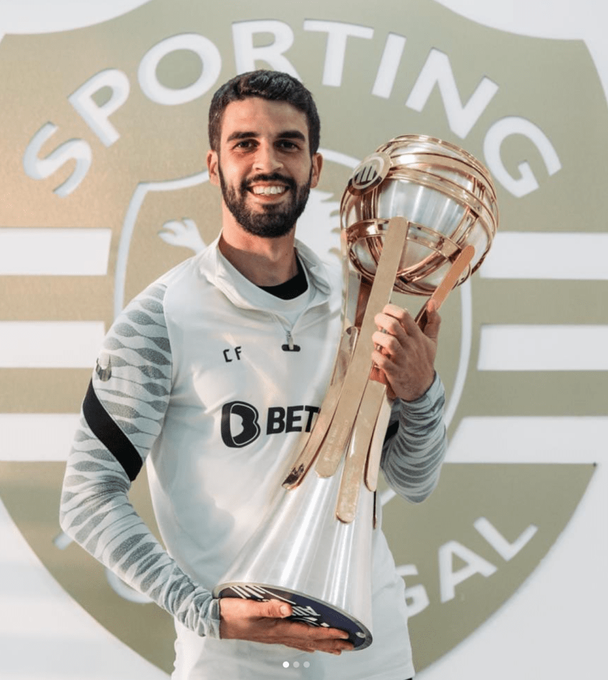 Fernandes shows off the Portuguese league title