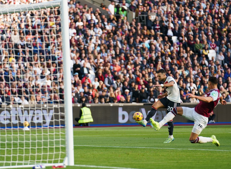 Diogo Dalot missed an open goal after rounding Alphonse Areola