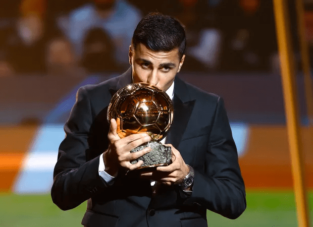 Rodri collects his award