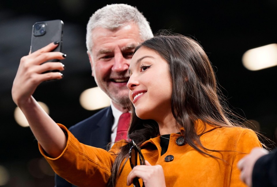 Olivia Rodrigo and Manchester United Treble winner Dennis Irwin had a selfie together