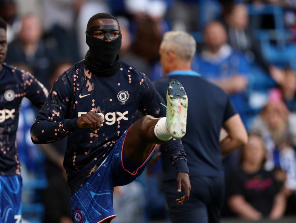 Soccer Football - Premier League - Chelsea v Manchester United - Stamford Bridge, London, Britain - May 16, 2025 Chelsea's Moises Caicedo is pictured wearing a protective face mask during the warm up before the match REUTERS/Hannah Mckay EDITORIAL USE ONLY. NO USE WITH UNAUTHORIZED AUDIO, VIDEO, DATA, FIXTURE LISTS, CLUB/LEAGUE LOGOS OR 'LIVE' SERVICES. ONLINE IN-MATCH USE LIMITED TO 120 IMAGES, NO VIDEO EMULATION. NO USE IN BETTING, GAMES OR SINGLE CLUB/LEAGUE/PLAYER PUBLICATIONS. PLEASE CONTACT YOUR ACCOUNT REPRESENTATIVE FOR FURTHER DETAILS..