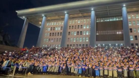 Video. South Koreans urge president to resign