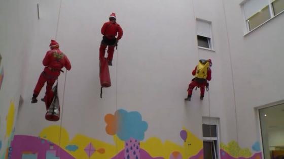 Video. Wall climbing Santa meets sick children