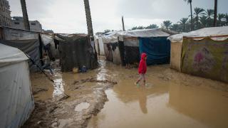 Video. Dans le centre de la bande de Gaza, a pluie inonde les tentes des Palestiniens déplacés