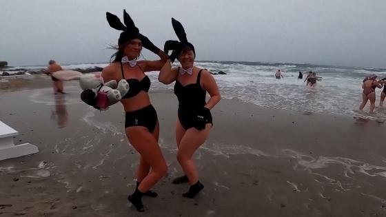 Video. Swimmers brave the icy waters of Skagen