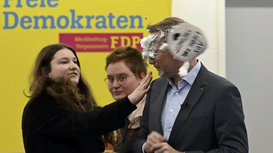 Video. Germany’s Liberal Democrat leader mobbed with cake