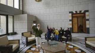 Video. The looting of Bashar al-Assad’s presidential palace