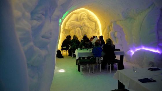 Video. Enjoying Christmas dinner at an Arctic Circle restaurant