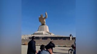 Video. Syrians topple Hafez al-Assad statue in Dayr Atiyah