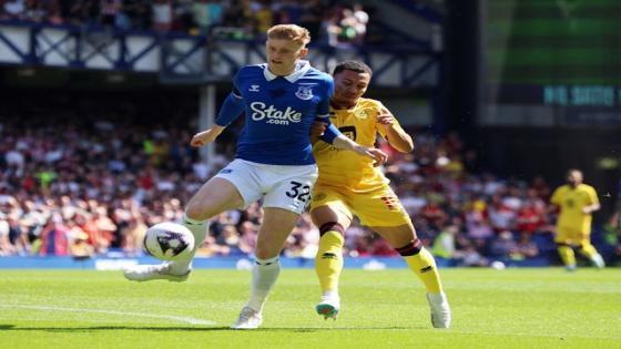 Manchester United ‘told to pay £80m for leading centre-back target’