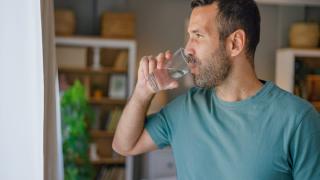 People are adding salt to their water in hopes of helping their hydration and digestion. Are the health benefits real?