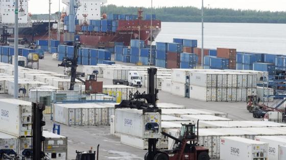 U.S. dockworkers approve a 6-year contract that will avoid a strike that could have crippled the economy