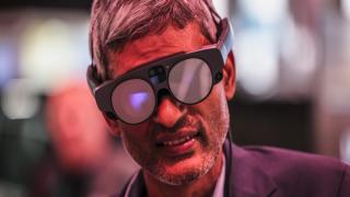 Color-changing smartphones, connected cars and smart contact lenses: the gadgets of Mobile World Congress 2025