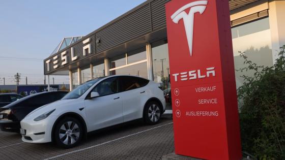 Tesla faces class action suit over odometers