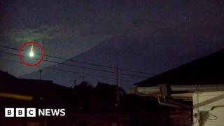 Meteor lights up sky over Japan’s Mount Fuji