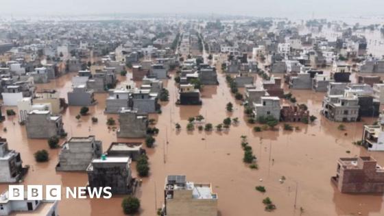 Luxury neighbourhood in Lahore submerged in floods