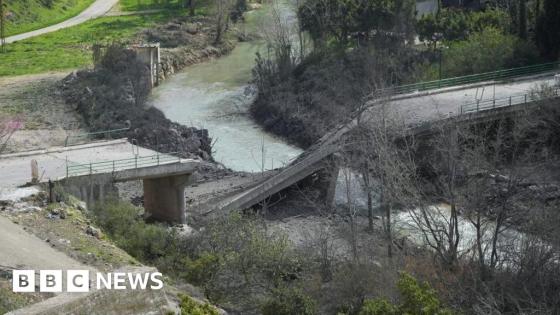 Israel destroys river bridges in southern Lebanon