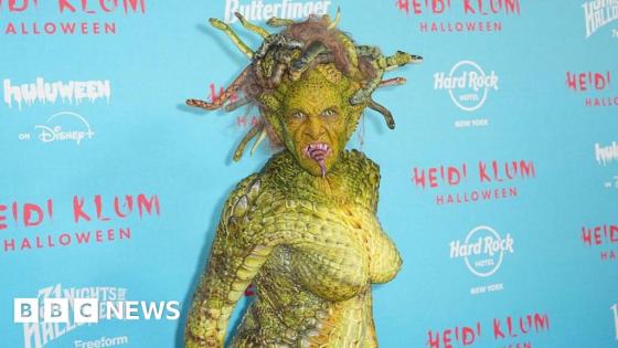 Heidi Klum slithers into Halloween as Medusa