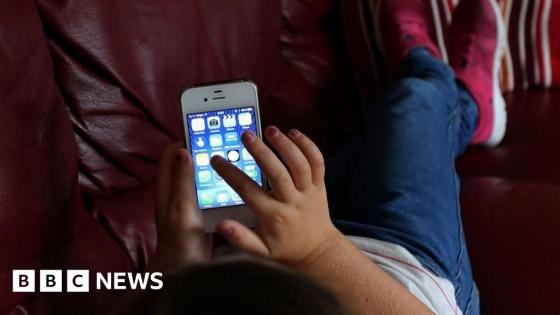 Greece to ban social media for under-15s from next year