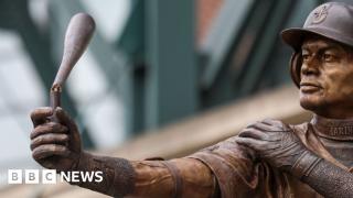 Baseball statue broken as it is unveiled in Seattle