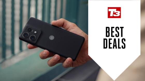 This Motorola deal snags you five times as much data – and some decent freebies!
