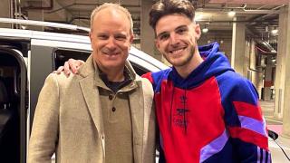 Fans joke ‘thought it was Bobby Davro’ as Declan Rice poses for picture with Arsenal legend
