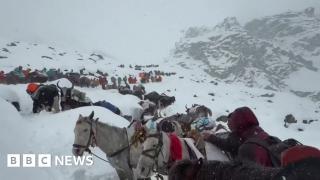 Rescuers race to reach stranded hikers
