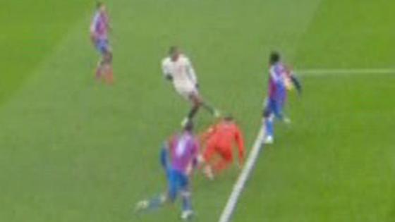 ‘What have I just heard?’ – Fans baffled as referee reveals little-known rule in Chelsea penalty announcement
