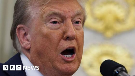 Trump addresses online health rumours in Oval Office