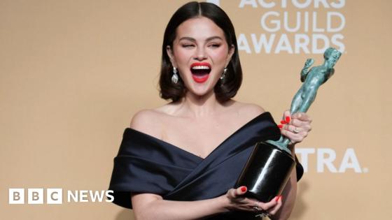 Celebrities all smiles for SAG Awards
