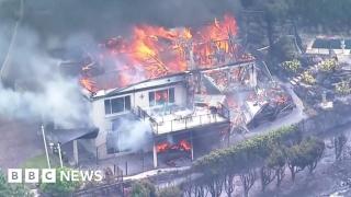 Australia wildfire rips through homes