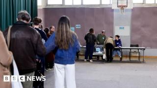 Far-left and far-right gains throw French mainstream parties into a quandary