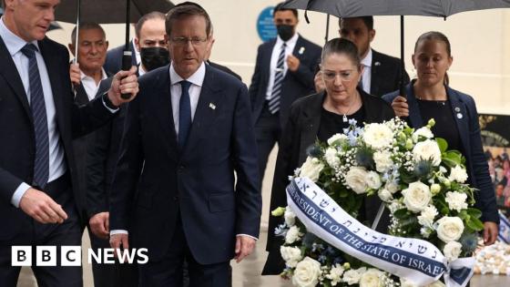 Israeli president lays wreath at Bondi at start of controversial visit
